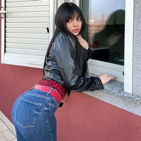 Lara diabla (@laradiabla) .